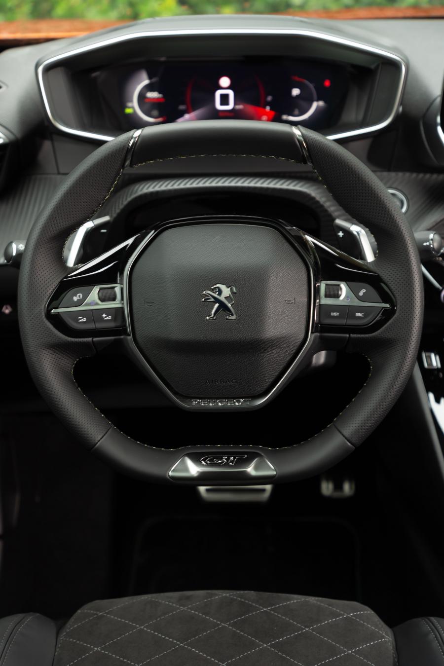 Панель приборов Peugeot 2008 GT 2019 года  (WW) (фото 40 из 45)